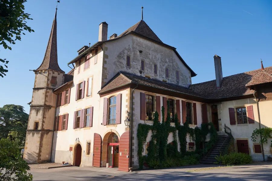 La façade du château et sa tourelle, côté cour